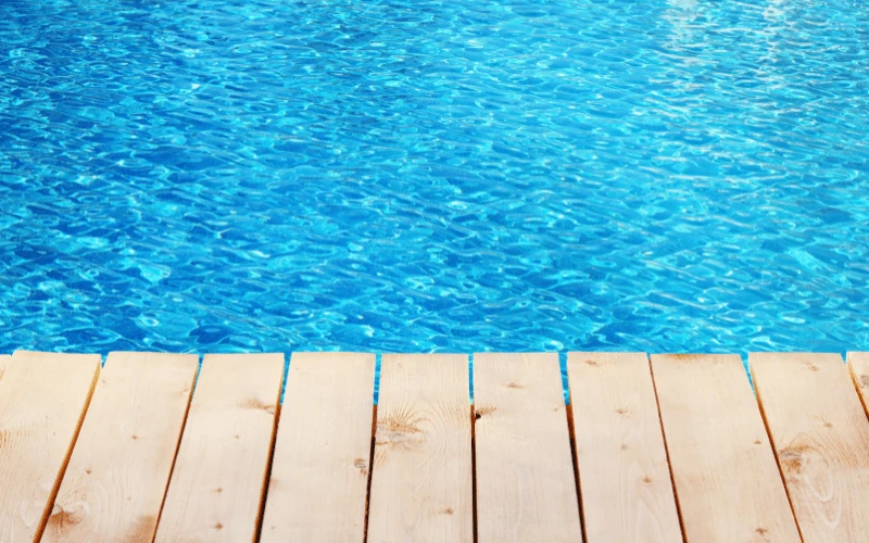 Schwimmbadbau-Vorarlberg-Gartenpool-mit-Sonnendeck