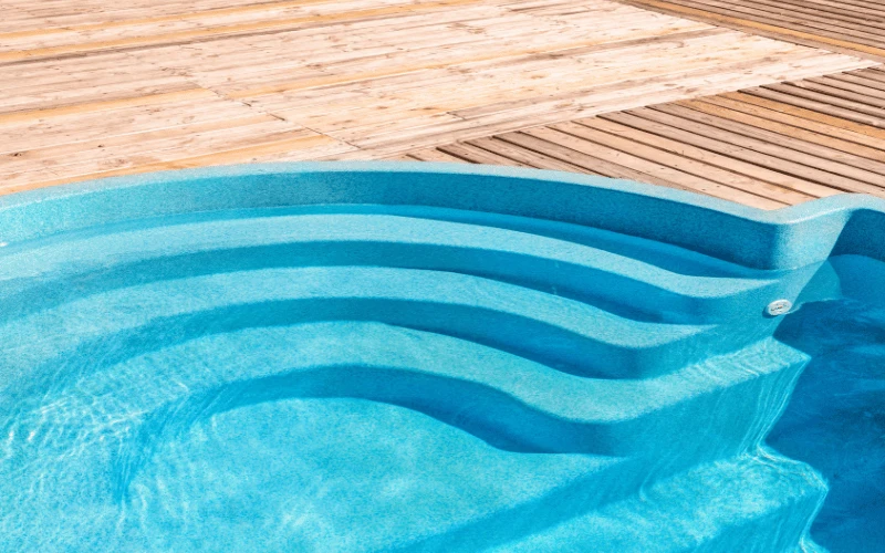 Schwimmbadbau-Vorarlberg-Infinity-Pool-mit-Bergblick