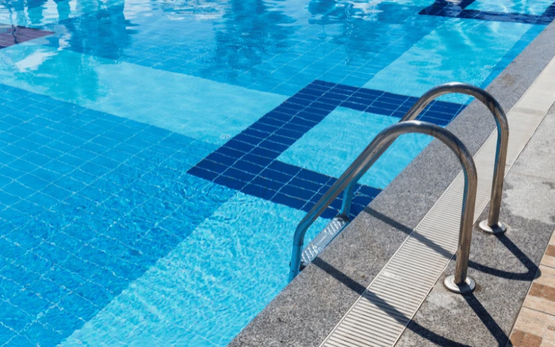 Vorarlberg-Poolbau-Kreativ-Gestalteter-Quarzit-Pool