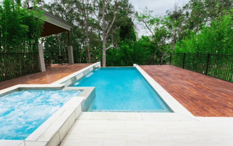 Vorarlberg-Pools-Luxuriöser-Indoor-Pool-mit-Sauna